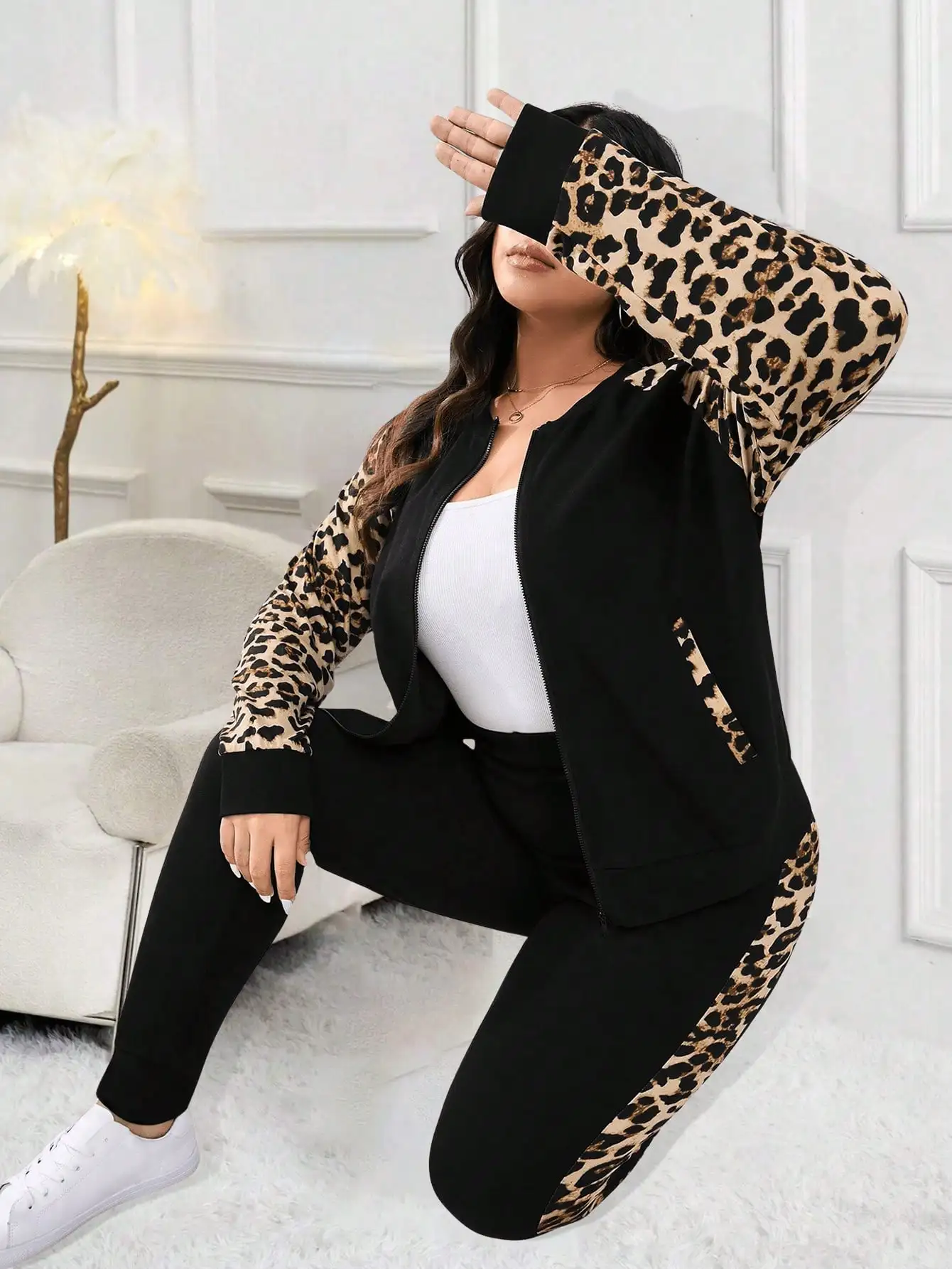 

Комплект из 2 предметов: куртка на молнии с леопардовым принтом и рукавами реглан, а также брюки, большие размеры