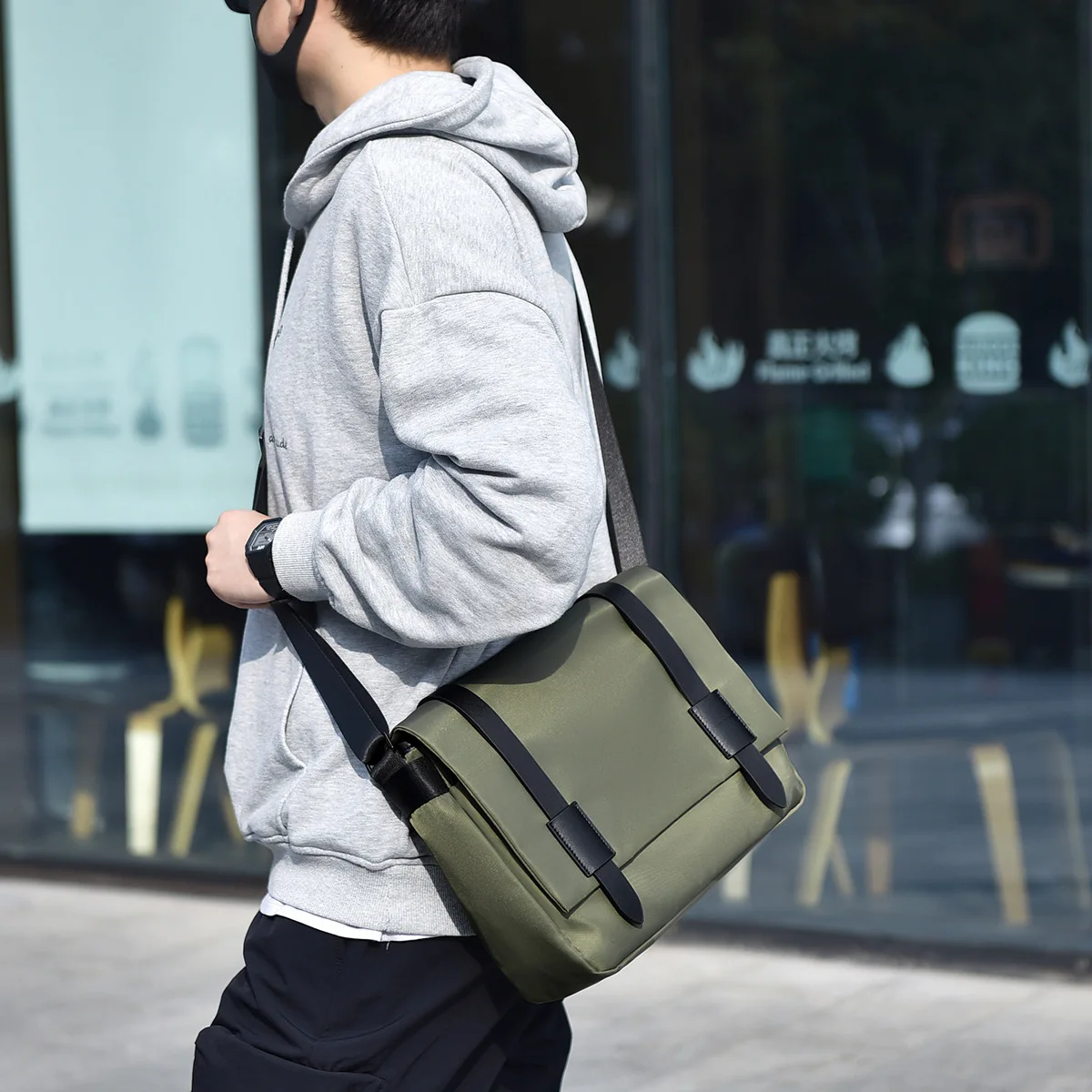 

Fashionable Large Capacity Shoulder Bag New Crossbody Business Casual Messenger Bag Waterproof Wear-resistant Men's Backpack