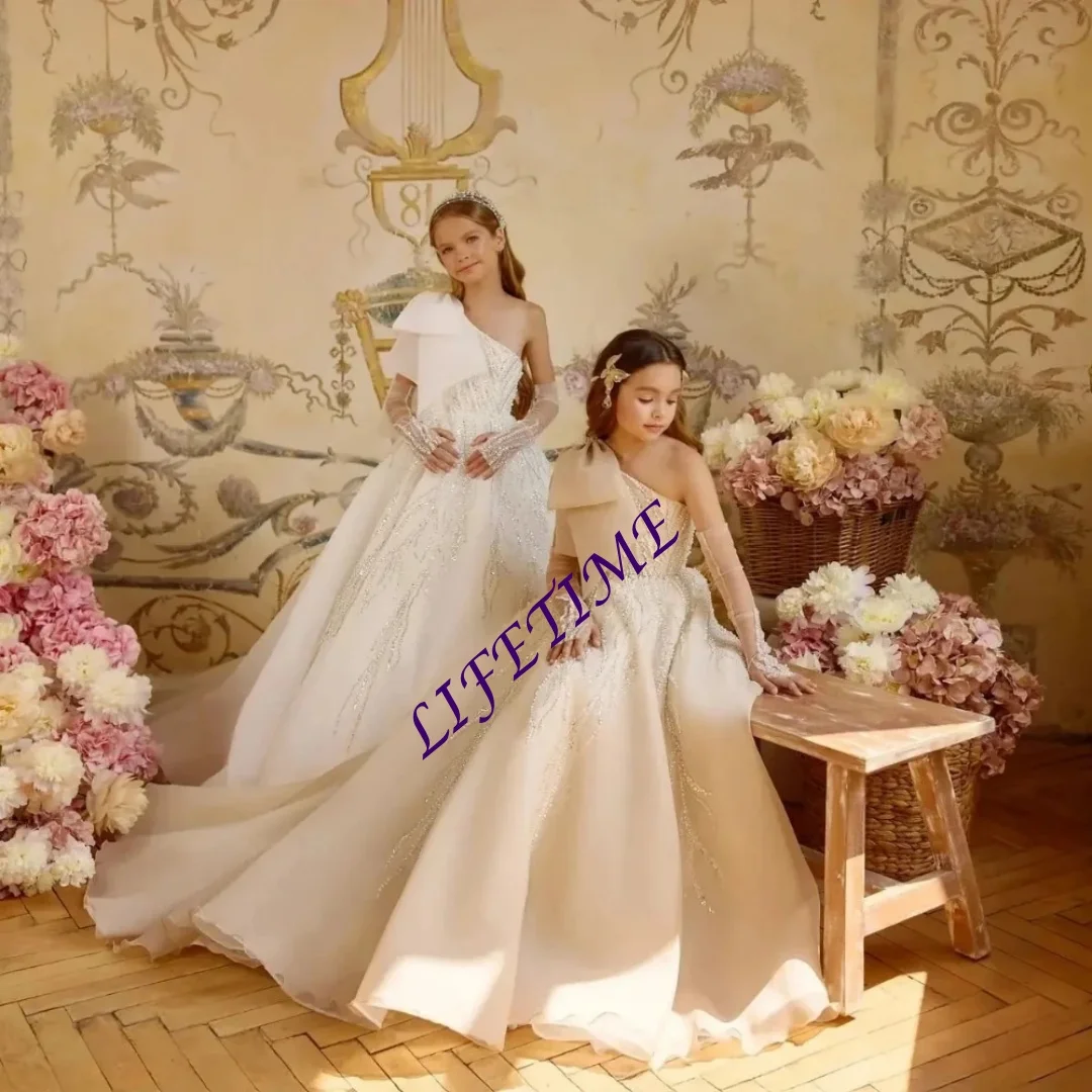 Wykwintne sukienki dla dziewczynek sypiących kwiatki, z jednym ramieniem, kokardą, zdobione koralikami, sukienki na przyjęcie urodzinowe, linia A, sukienki bankietowe, sukienki na Pierwszą Komunię Świętą, szyte na miarę.