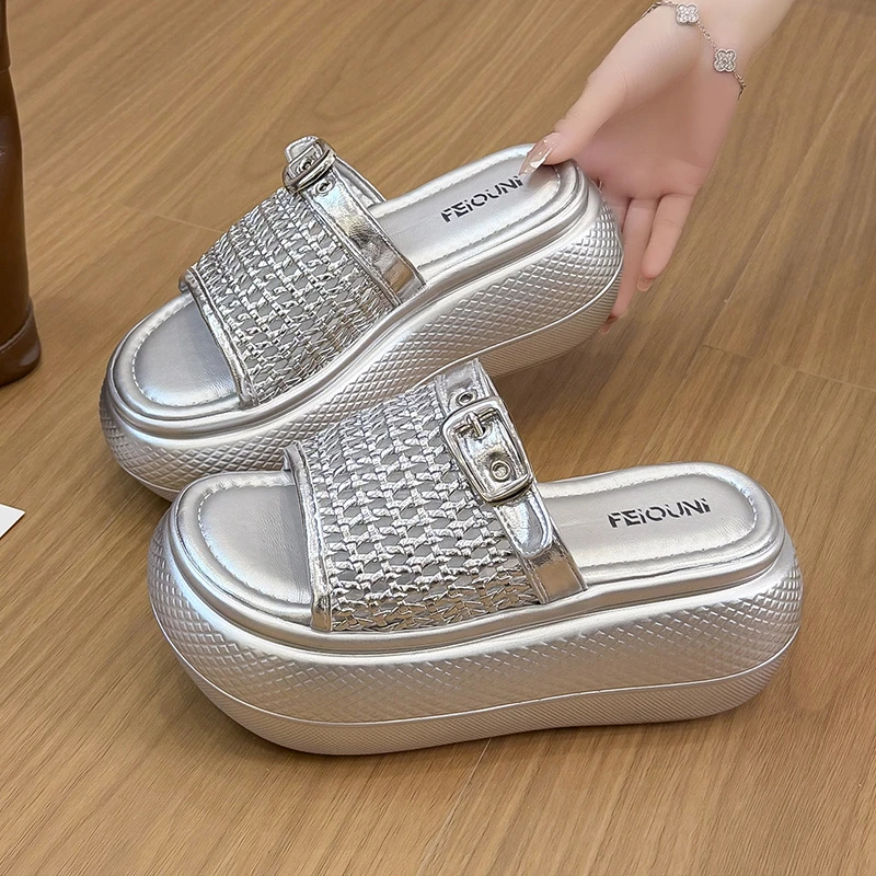 

Модные женские летние шлепанцы-мюли с вырезами, плетеной пряжкой, на платформе, с толстой подошвой, с открытым носком, повседневные пляжные сандалии-тапочки