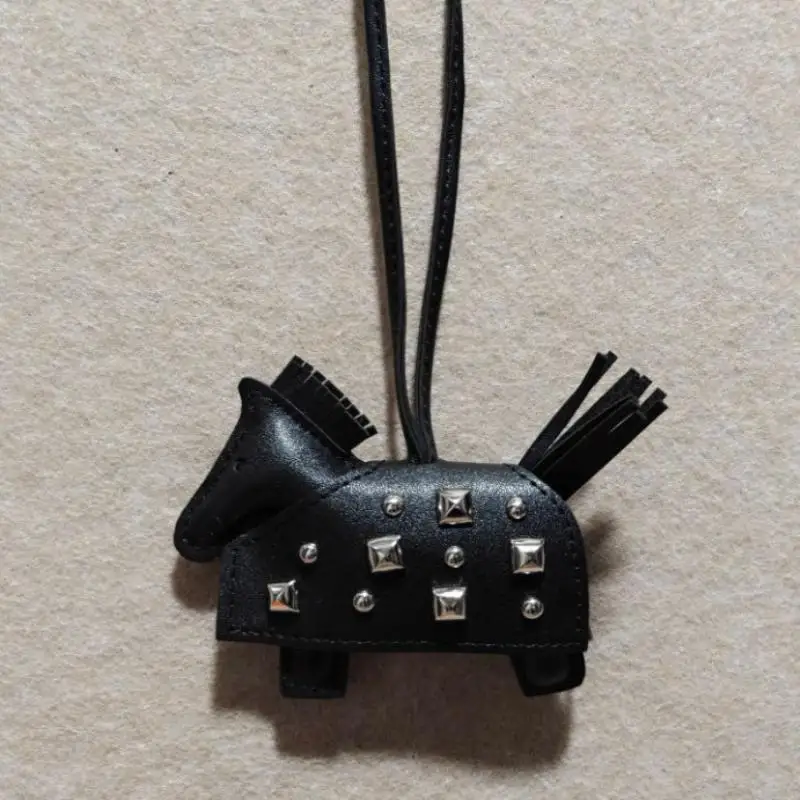 Modischer Silberner Nieten-Pferde-Taschenanhänger, Handgenähter PU-Leder-Fohlen-Anhänger, Taschenaccessoire – Detail 4