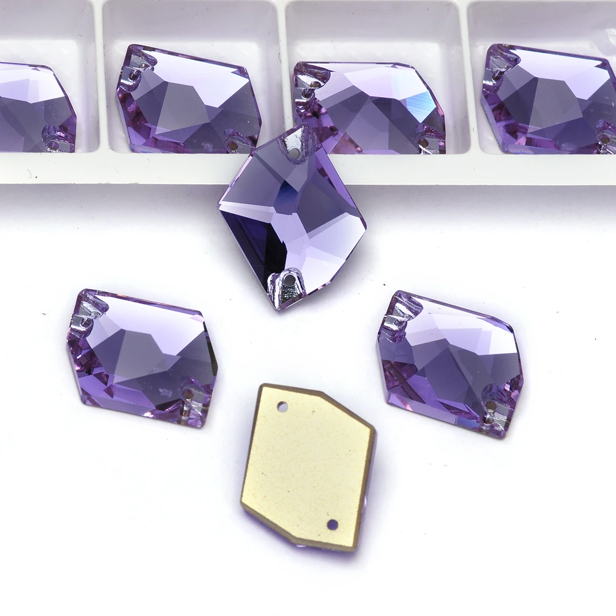 Violette Flatback-Strasssteine im Vorteilspack von PUBRILEX, aufnähbare Steine mit Kanten für Kleidungsstücke und Schmuckdekorationen – Detail 4
