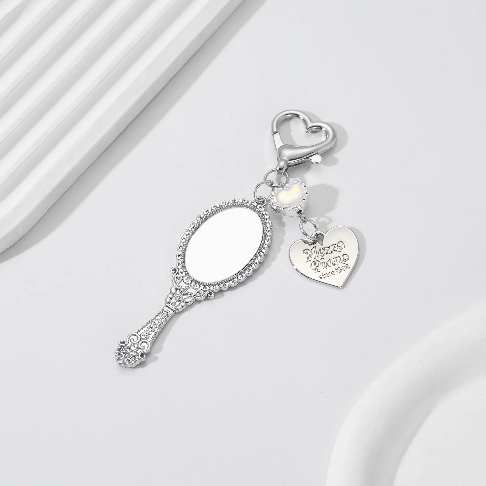 Exquisite Handheld Makeup Mirror Keychain Heart Shaped Key Buckle Car Pendant Bag Charms Hanging Key Ring Backpack Accessories