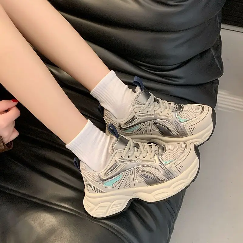 أحذية رياضية عالية الكعب للنساء ملابس رياضية شبكية قابلة للتنفس لصيف 2025 أحذية رياضية جديدة لزيادة الارتفاع متعددة الاستخدامات أحذية برباط للنساء