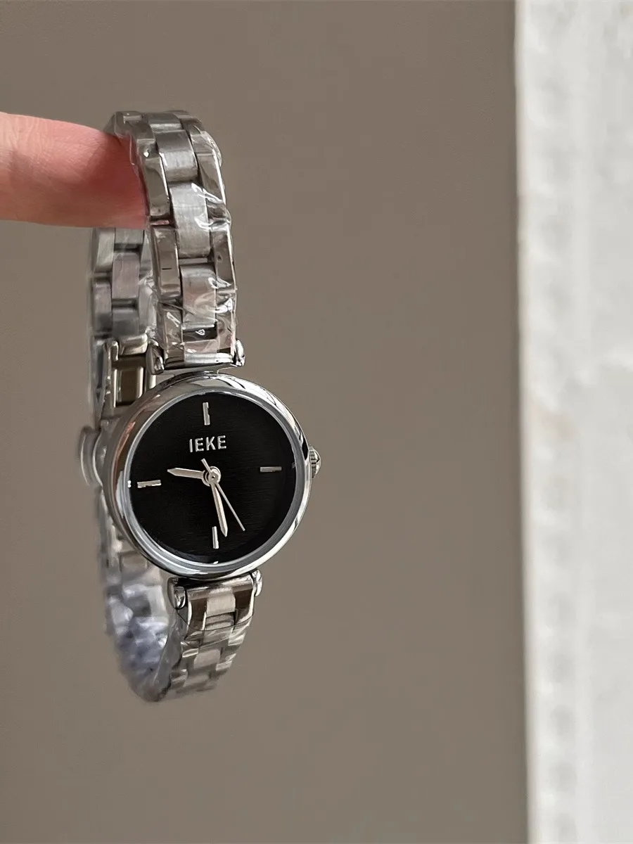 High-EndStylishWomen'SRound WatchWith A Luxurious And Elegant Design Featuring A Silver Stainless Steel Band And Quartz Movement