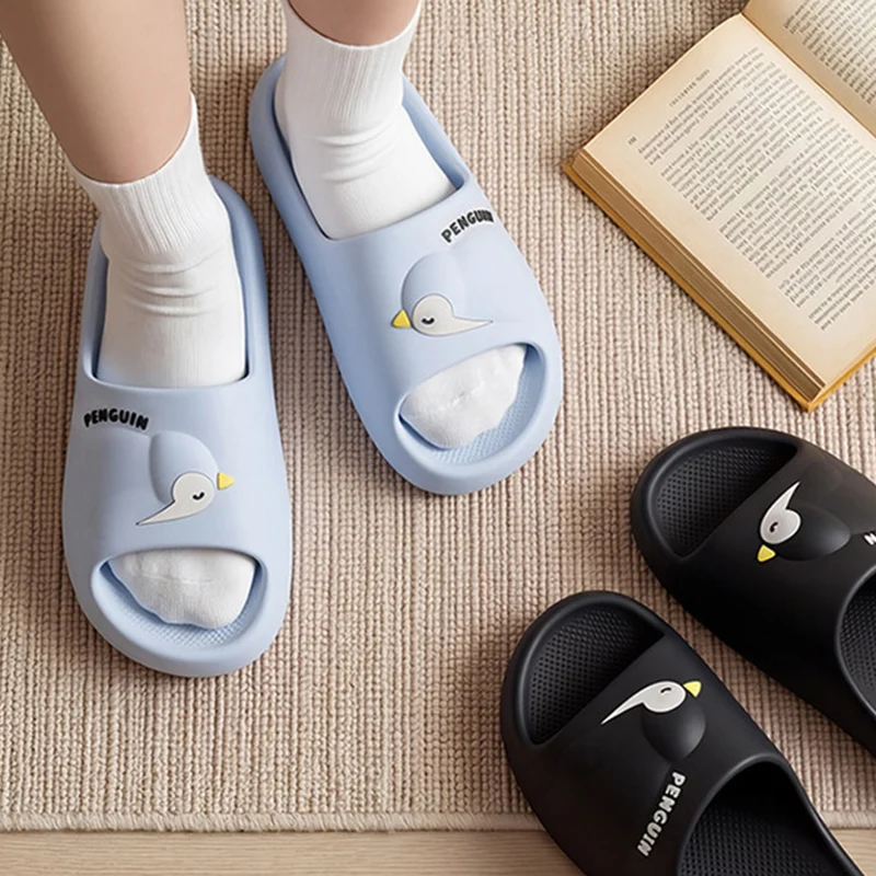 

Мягкие тапочки-слайды с мультяшным пингвином для женщин, лето 2026, с толстой подошвой, нескользящие, для ванной, большие размеры, для пары