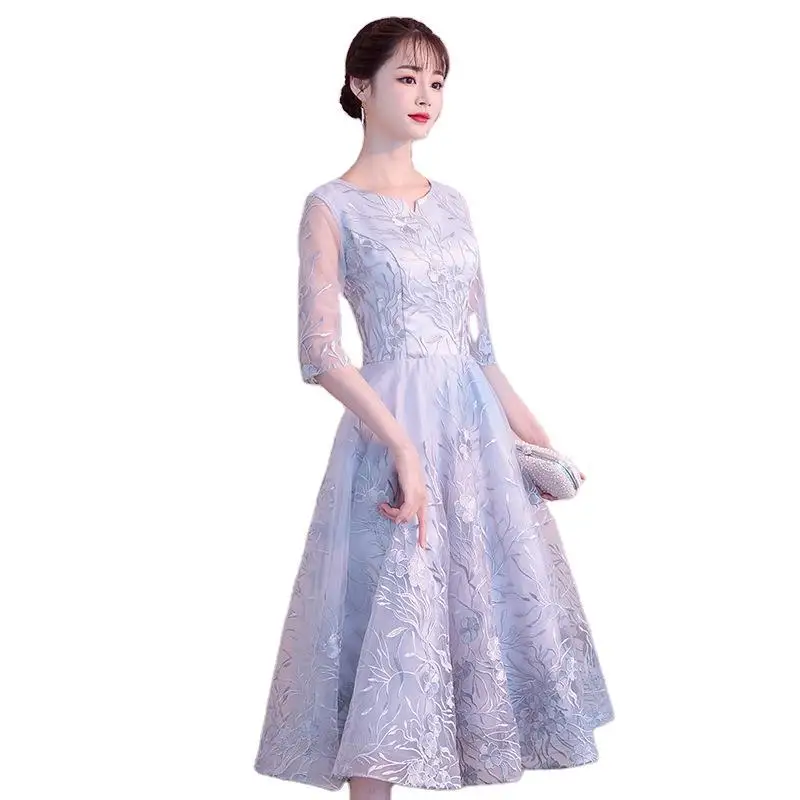 Kleines Damen-Abendkleid mit Bankett-Temperament, kann im schlichten und eleganten mittellangen grauen Abendkleid getragen werden