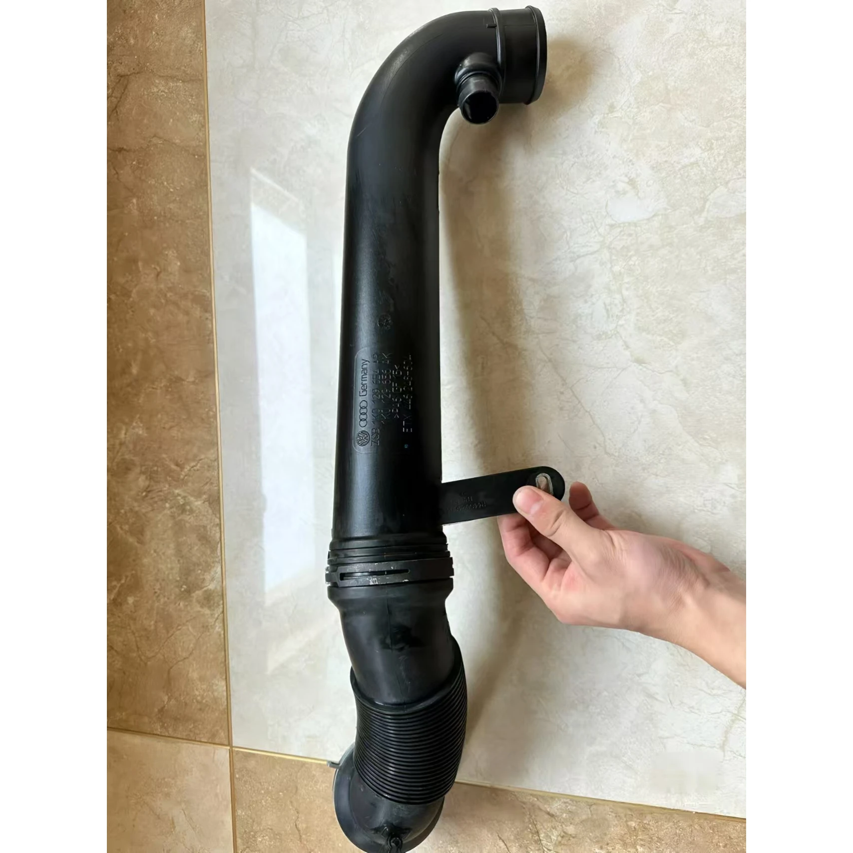 

1K0129654 Шланг воздухозаборника для VW 2.0L и Audi Q3 (2009–2018) | Замена OE, совершенно новый