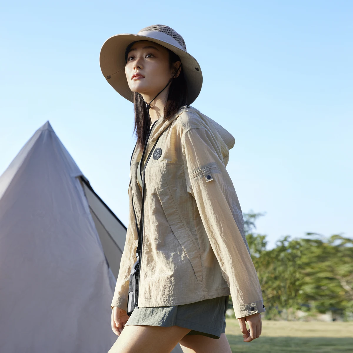 

BOSIDENG Summer Women Sun Protection Clothing Coat Waterproof and Anti-UV Hooded Jacket Outdoor Cool Breathable