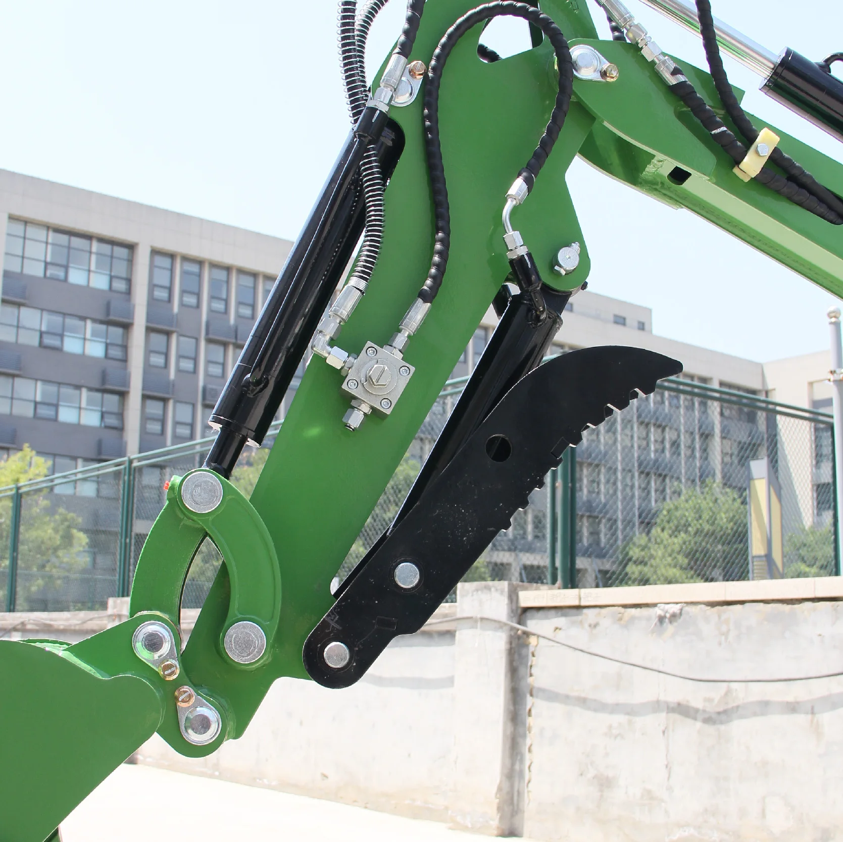 На складе США — мини-экскаватор 2000 фунтов с двигателем B&S мощностью 13,5 л.с., гидравлическое вспомогательное оборудование с добавлением покрытия.