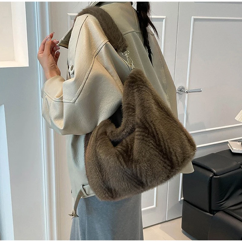 Weiche Kunstfell-Umhängetasche, Flauschige Plüsch-Handtasche für Damen, Warme Wintertasche für den Alltag, Große Kapazität, Leichtgewicht – Detail 9