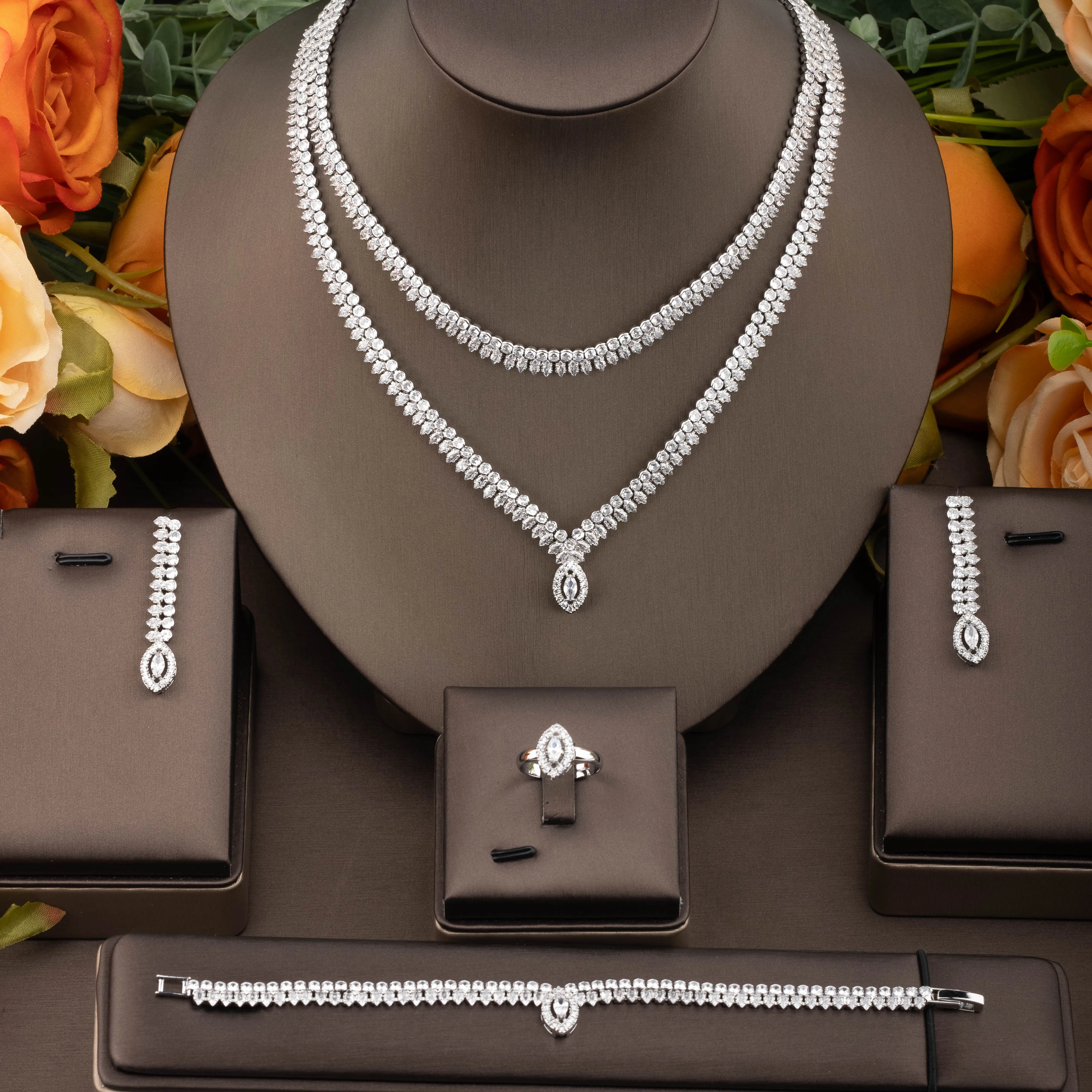 

Элегантный комплект украшений из 1 предмета: колье, серьги, кольцо и браслет с инкрустацией кубическим цирконием и дизайном в виде двойной слойной подвески-капли.