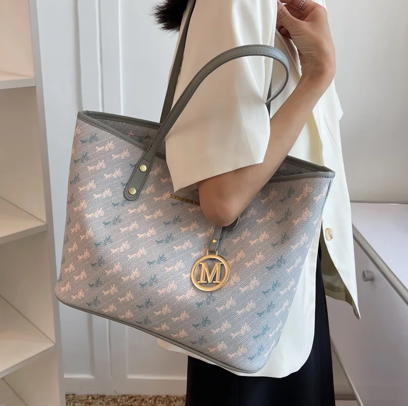 High-end Texture Bag for Women with Large Capacity 2024 New Summer Versatile Simple Shoulder Bag Class Commuting Tote Bag