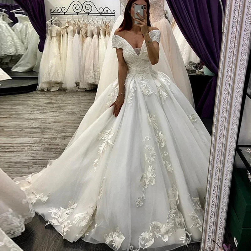 Abiti da sposa arabi di lusso con spalle scoperte da principessa Abito da ballo di Dubai Abito da sposa country con applicazioni Abiti da sposa taglie forti