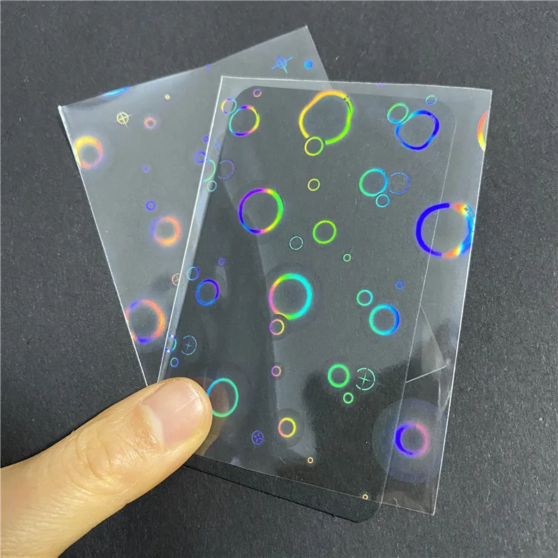 100 Buah/Set Pelindung Lengan Kartu Berkedip Film Pelindung Holografik Laser Foil Gelembung untuk Penutup Perisai Tempat Kartu Papan