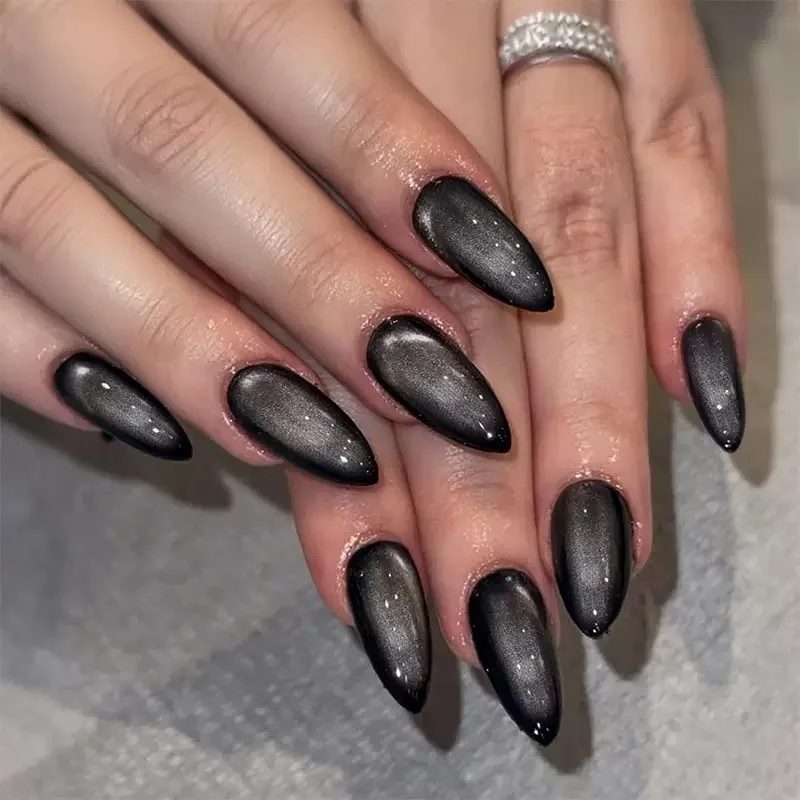 24 Uñas Postizas Rojas Brillantes Ojo de Gato, Cobertura Completa, Color Nude, Forma Almendra, con Encantos 4