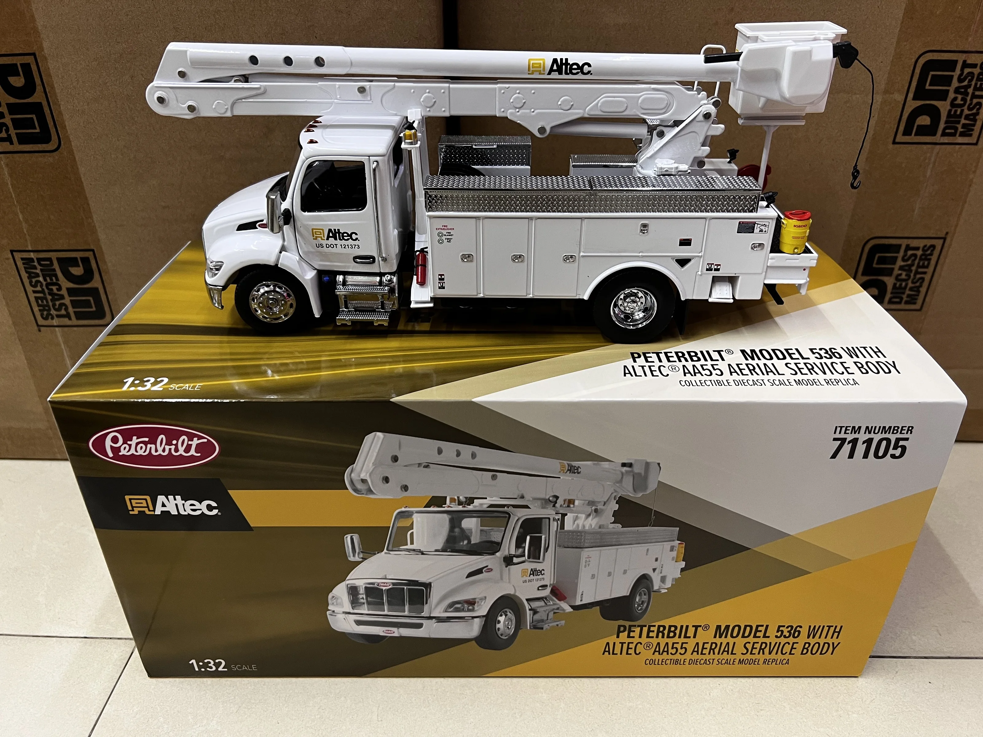 Collectible Diecast Toy Model DM 1:32 Scale Altec,PETERBILT 536 Bucket Truck Vehicles Alloy Model for Gift,Decoration 71105