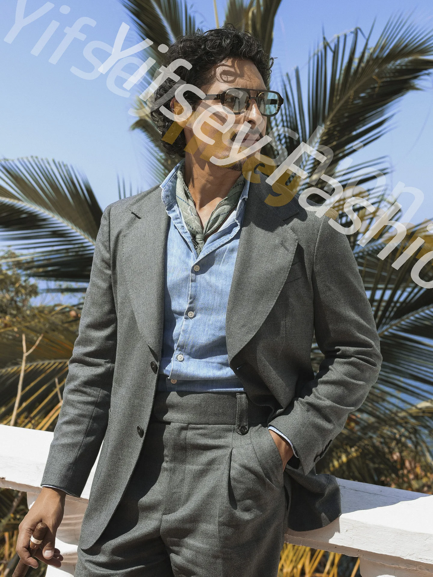 

Мужской костюм-тройка на заказ: пиджак с широкими лацканами, брюки и жилет. Идеально для свадьбы, вечеринок и повседневной носки.