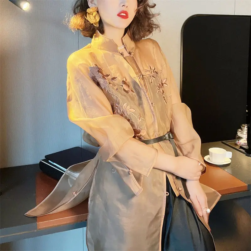 Lente Zomer Nieuwe Chinese Stijl Retro Vrouwen Geborduurde Blouses Effen Kleur Split Losse Stand Kraag Lange Mouw Knoop Shirts