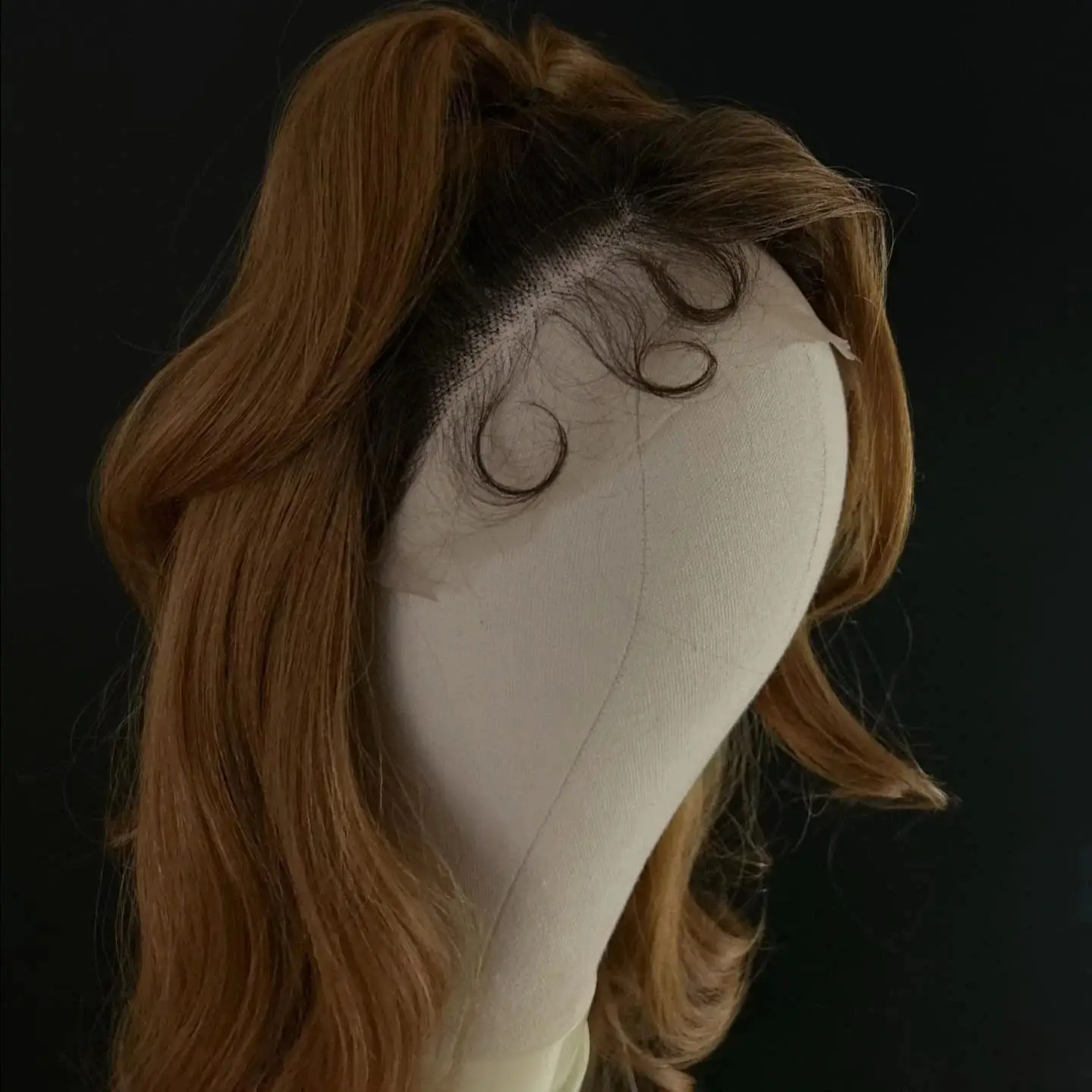 

Синтетический парик спереди медового блондинка с темными корнями, 26-дюймовый надувной парик с объемной волной для женщин, реалистичный вид, естественная линия волос