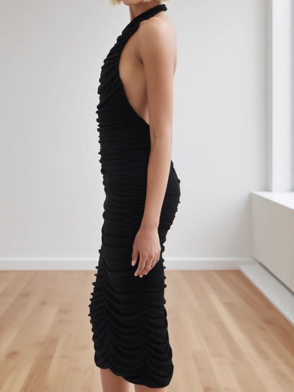 ชุดเดรสทรงรัดรูปแบบเซ็กซี่ คอวีลึก โชว์หลัง ดีไซน์จับจีบแบบกระเป๋าสะพายข้าง  สินค้าใหม่ประจำฤดูร้อนปี 2025