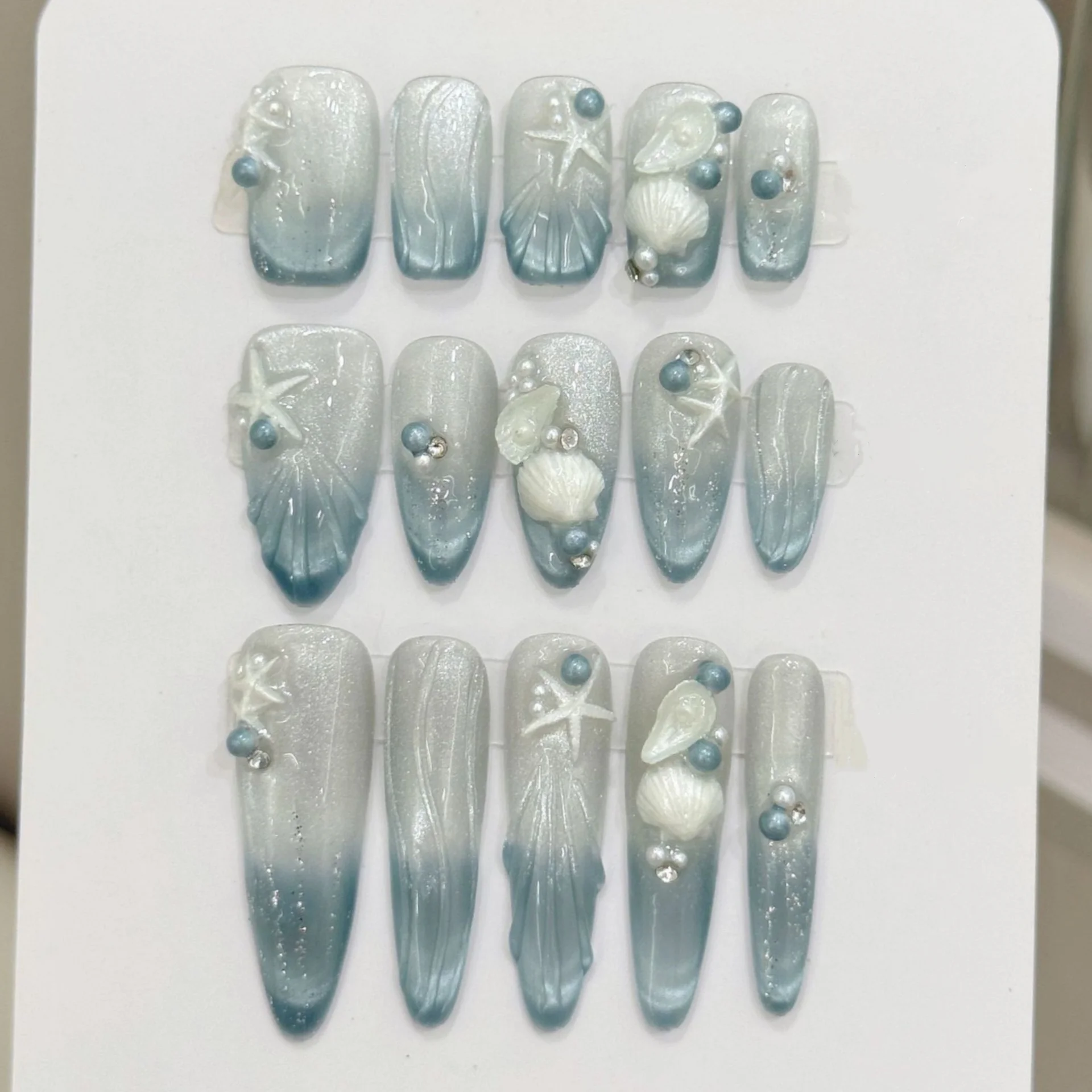 

10pcs Summer Handmade False Nails Set Reusable Ocean Gradient Blue Tips Press on Nails Art with Pearl Seashell Design Fake Nail