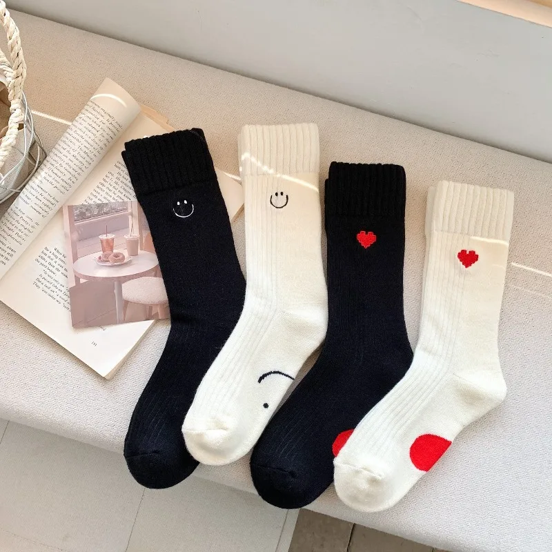 4 пары весенне-осенних трендовых толстых впитывающих пот носков с вышивкой для тепла, спортивных, простой, комфортных носков средней длины