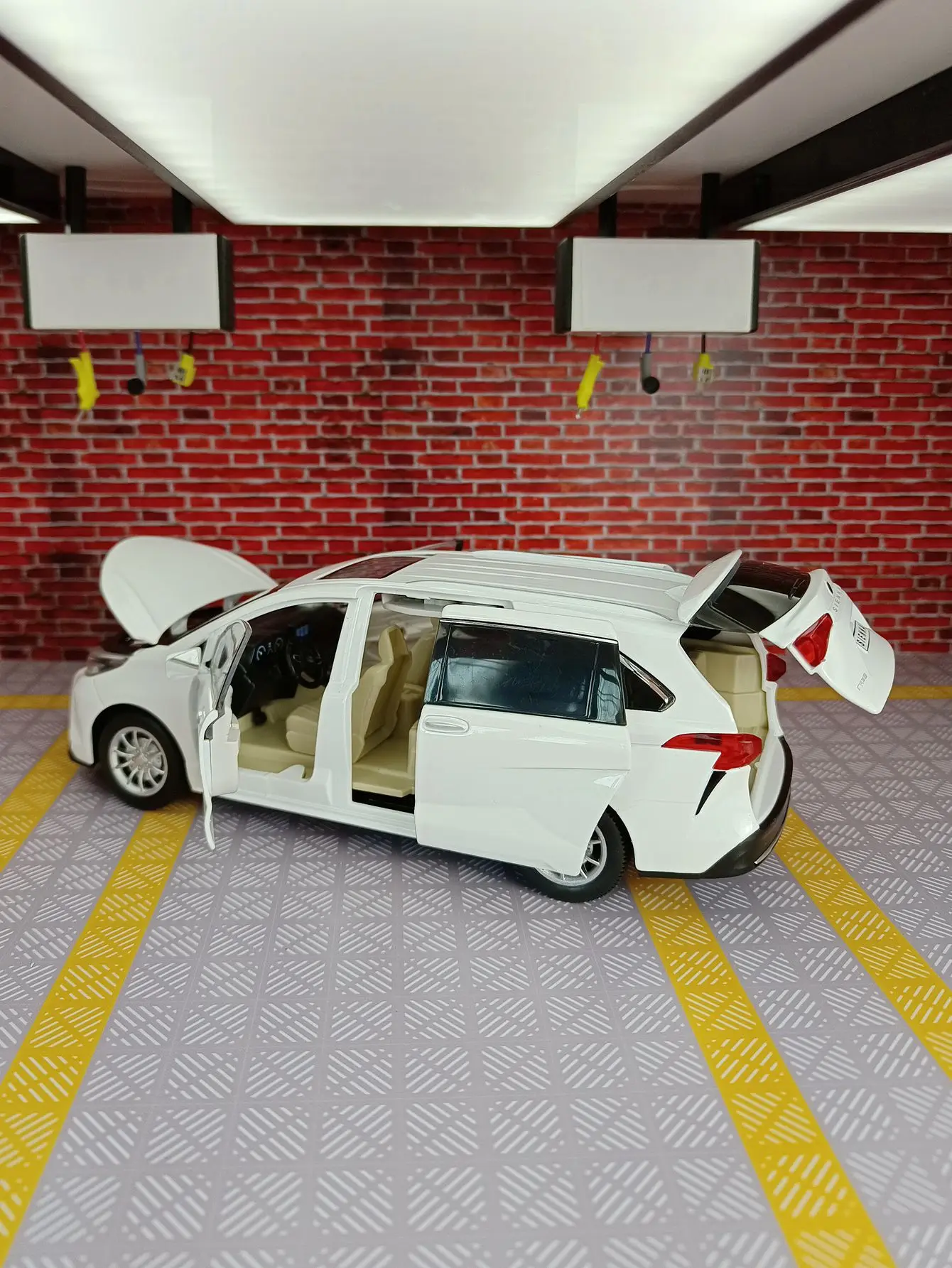 Le porte del modello di auto in lega 1:24 e il bagagliaio del cofano motore possono essere aperti hanno funzioni di suono e illuminazione simulate di pregevole fattura