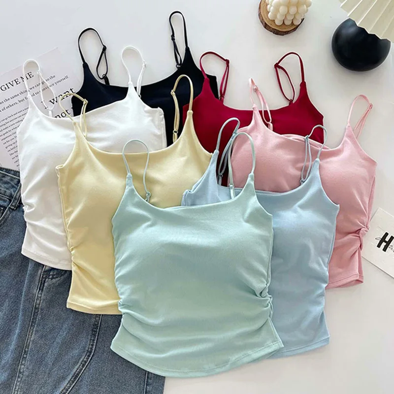 Женский укороченный топ-камизол на тонких бретелях с плиссировкой и встроенными чашечками для весенне-летнего гардероба