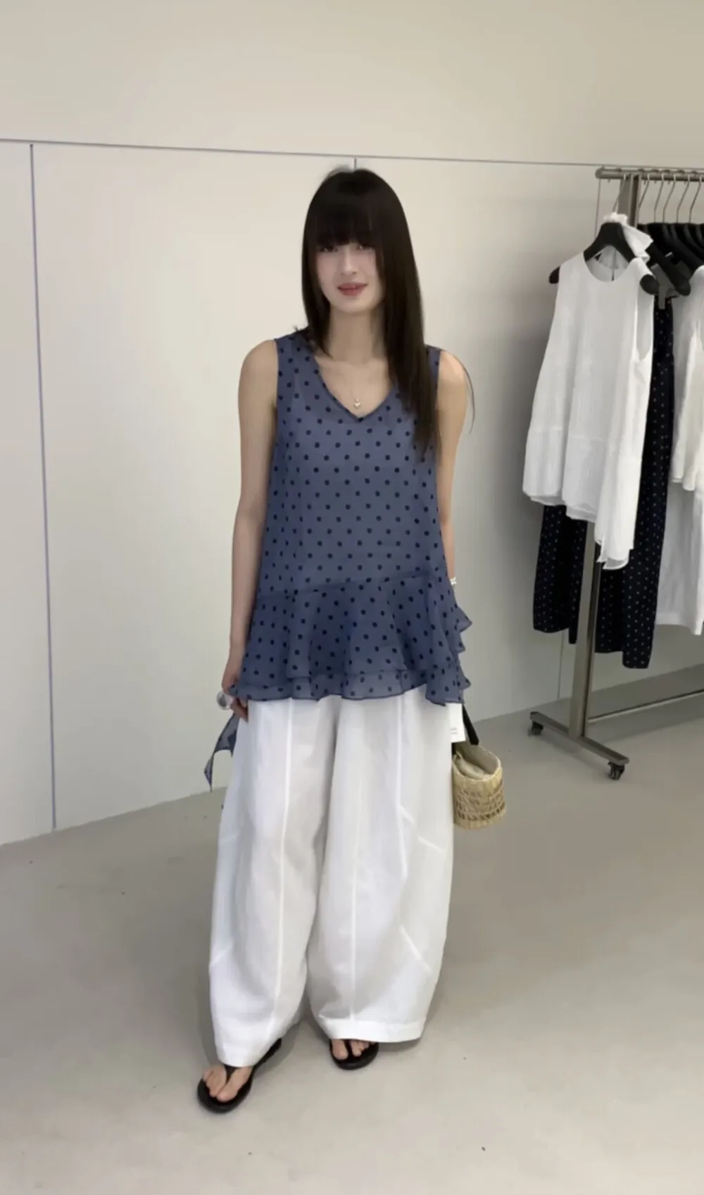 

Lilian Enyill Simple Stylish Loose Polka Dot Sleeveless Vest Top Women's Commute Wear Comfortable Breathable V-neck Shirt