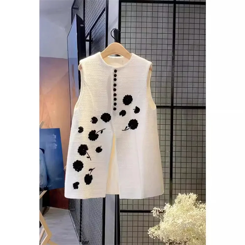 Spring Autumn Embroidery White Vest 2024 New Women Fashion Sleeveless Loose Joker Casual Waistcoat Top Ladies