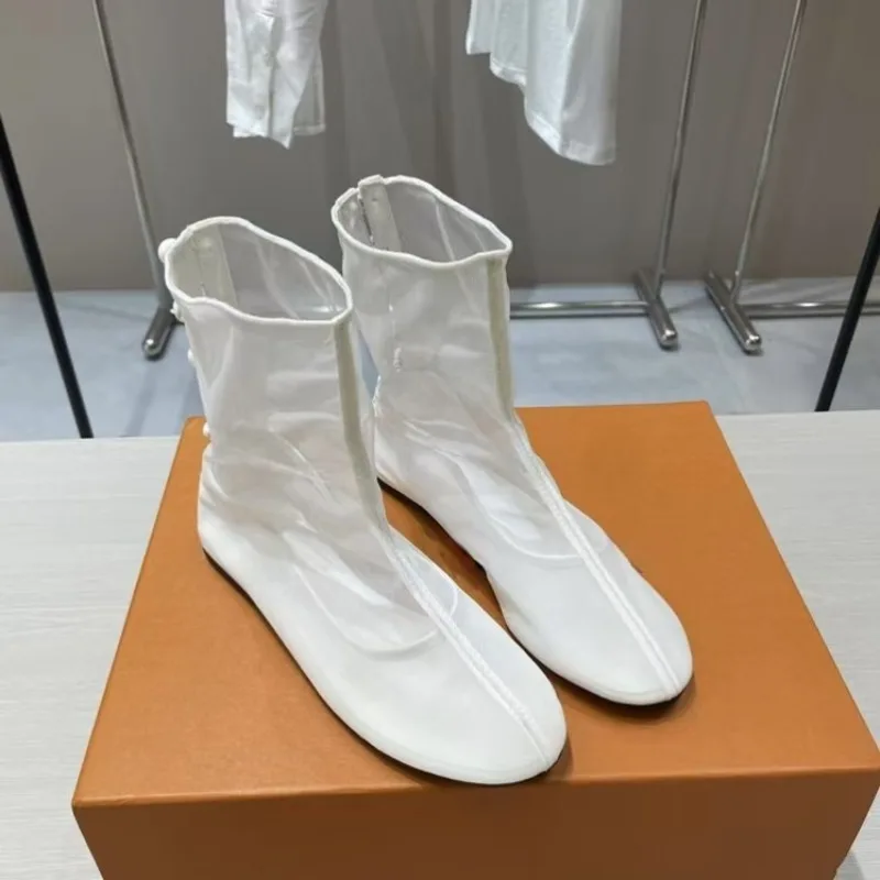 

2025: белые туфли на плоской подошве с дышащей сеткой. Летняя мода и ботильоны. Повседневная женская обувь Мэри Джейн.