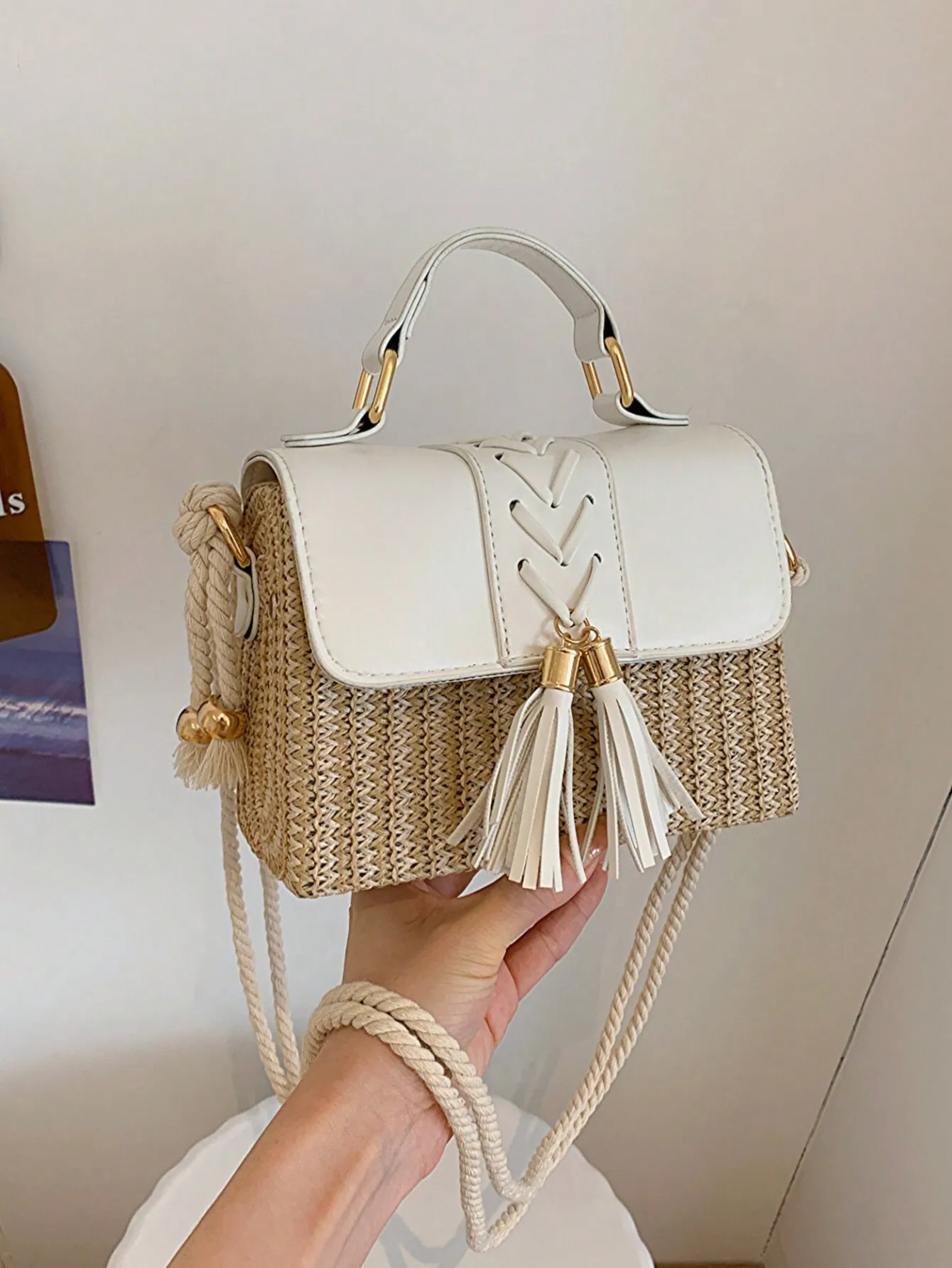 

Плетеная соломенная сумка с кожаной застежкой, декоративной завязкой и ремешком из веревки