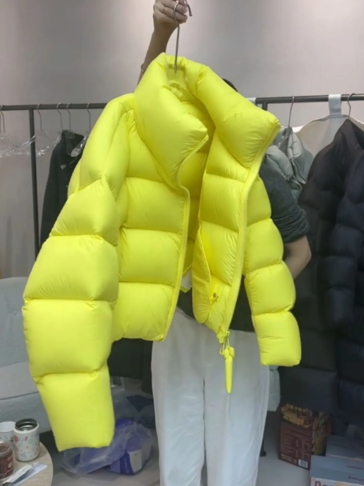 Kurtka puchowa damska zimowa, ciepła, ze stójką, żółta, typu chleb, z włókna poliestrowego, biały puch.