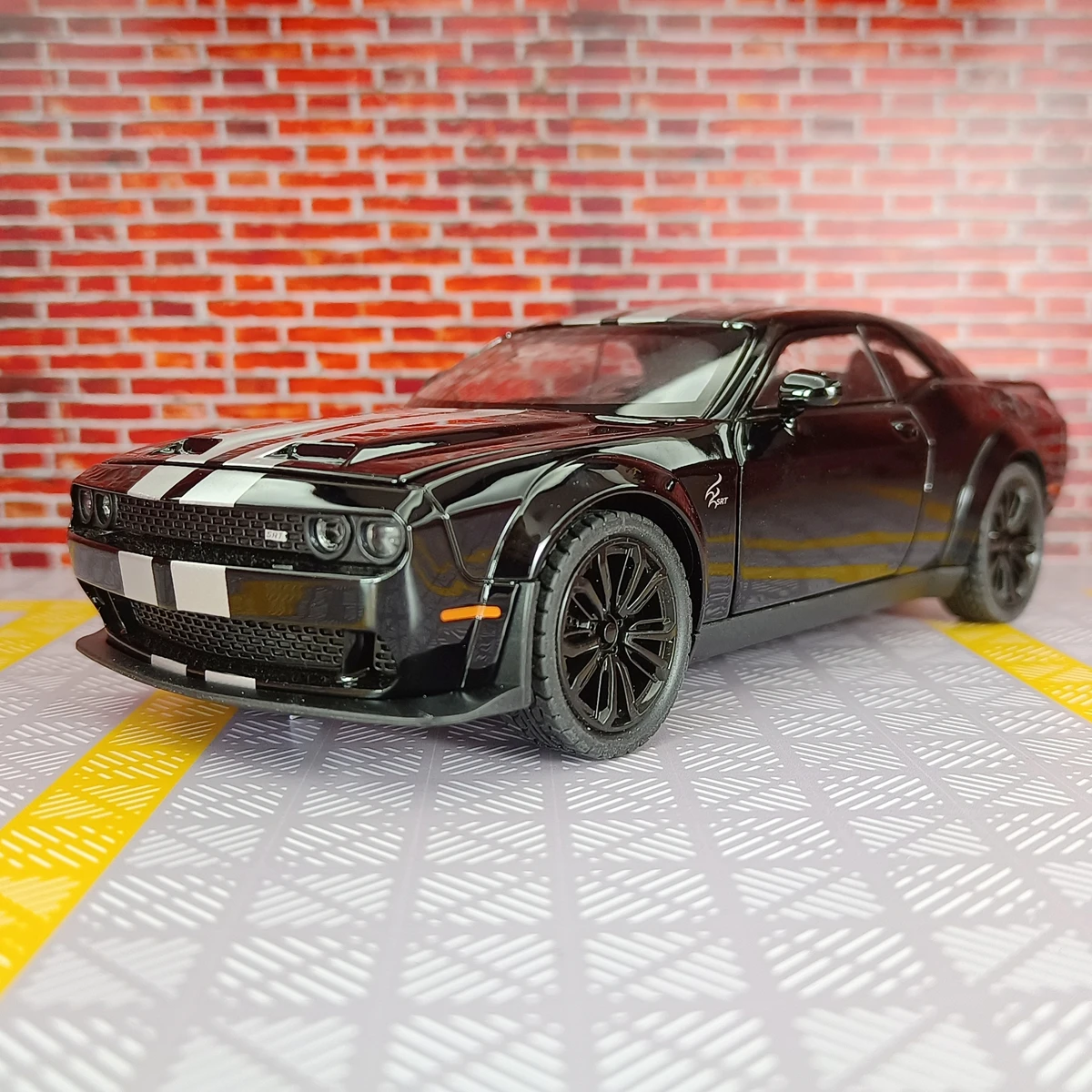 1:22 Dodge Challenger SRT Hellcat modelo de carro em liga com portas e capô do motor que pode ser aberto para brinquedos infantis no trun