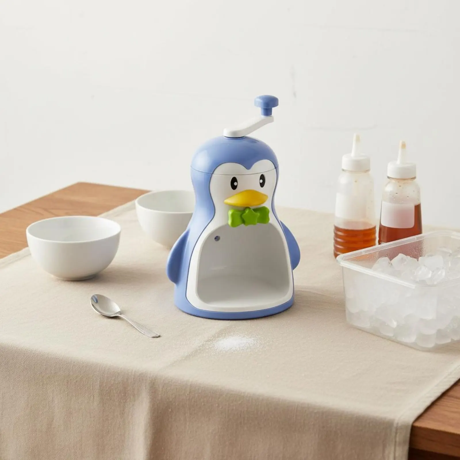 

Manual Ice Crusher Cute Creature Design Hand Crank Snow Cone Machine Penguin Ice Crusher Easy to Use for Families, Parties