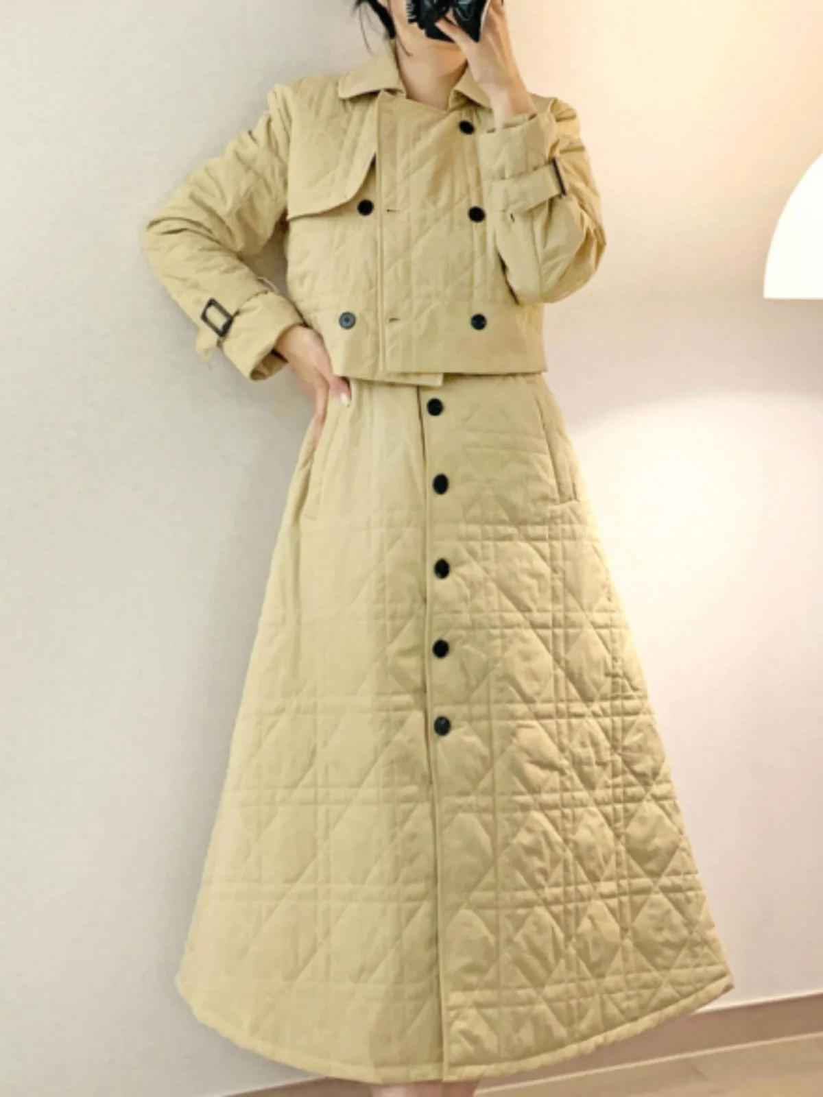 طقم نسائي عصري من قطعتين يتكون من سترة قطنية وفستان بتصميم كلاسيكي مع أزرار وأكمام طويلة مثالي لموسم الخريف