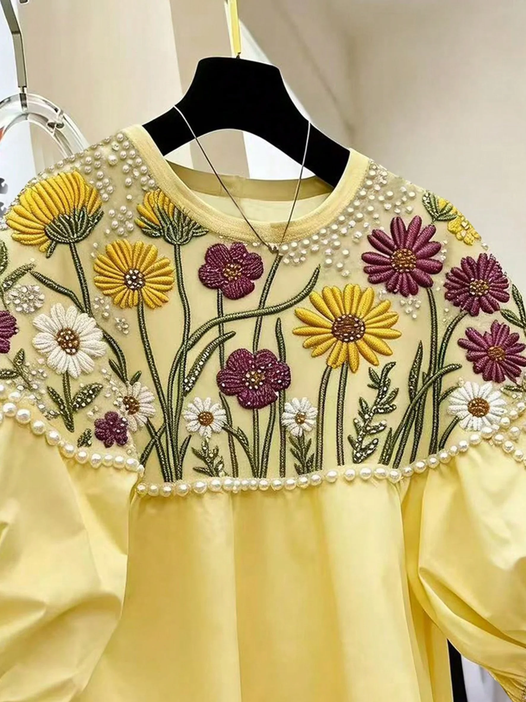 Elegantes Damen-Oberteil im Vintage-Stil mit Chrysanthemenmuster und verzierten Blütenblattärmeln, Rundhalsausschnitt, elegantes und süßes Damen-Oberteil mit lockerem, abfallendem Schulterärmeldesign, geeignet für tägliche Ausflüge, Partys und gesellige Anlässe. – Detail 3