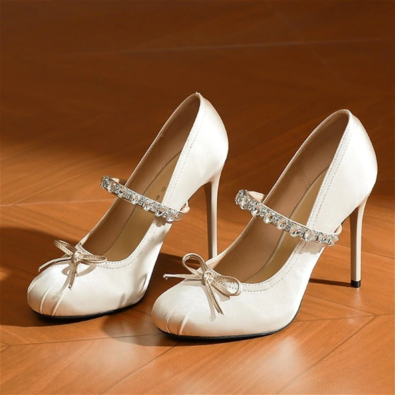 

Роскошные женские туфли Мэри Джейн с кристаллами, элегантные туфли-лодочки с круглым носком, атласные пикантные женские туфли на высоком каблуке со стразами