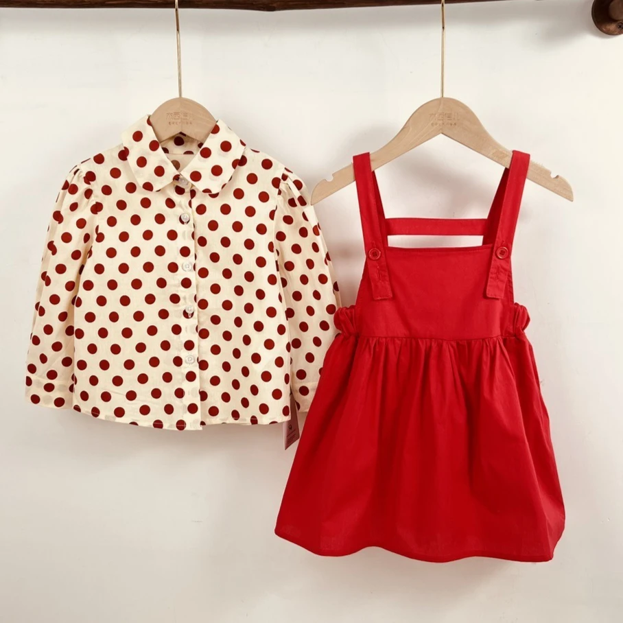 

Костюм для девочек, весна-лето 2026, новая детская одежда в корейском стиле, красная рубашка в горошек для девочек, юбка на бретелях, комплект из двух предметов