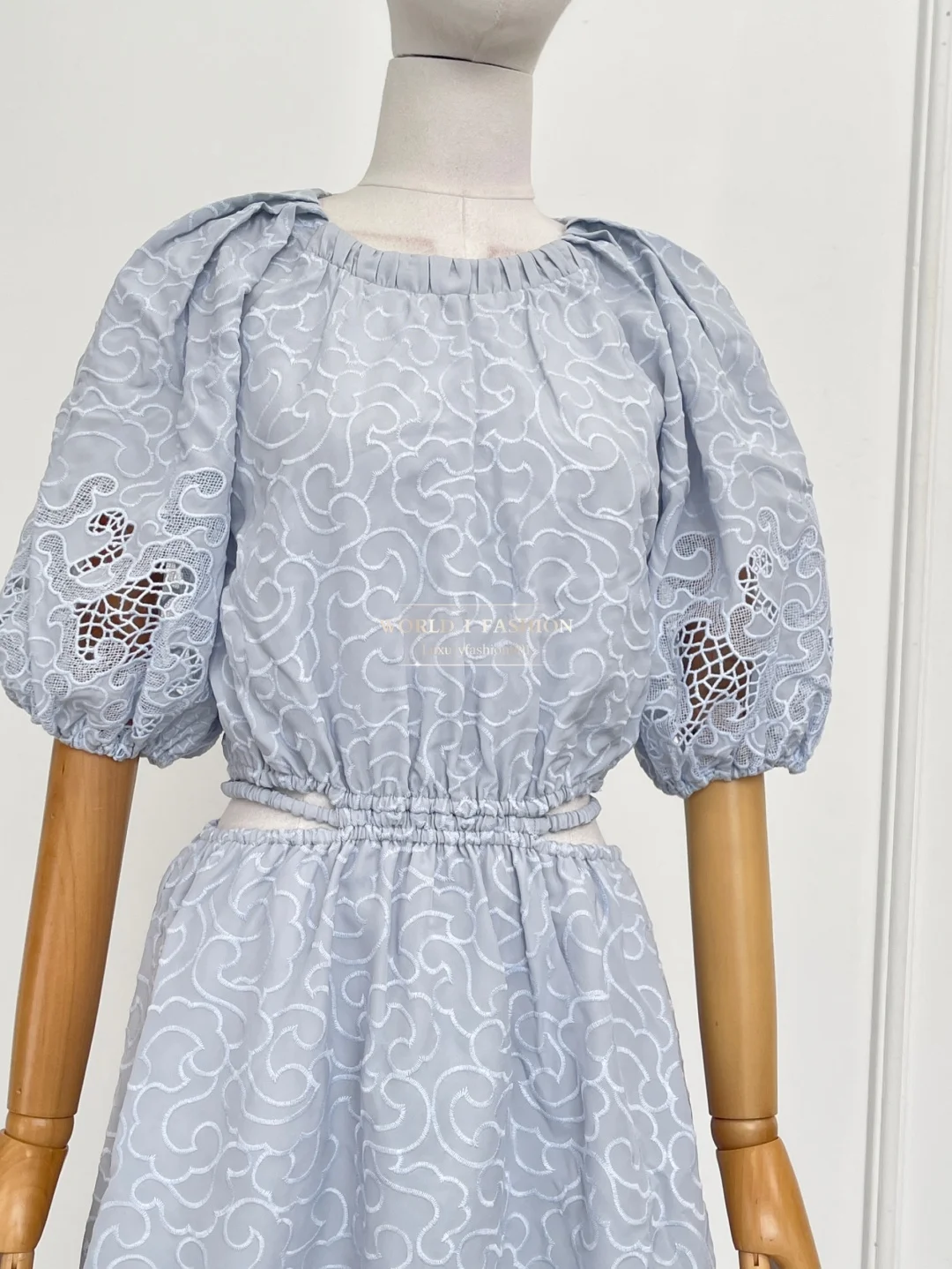 연한 파란색 반팔 컷아웃 미니 드레스