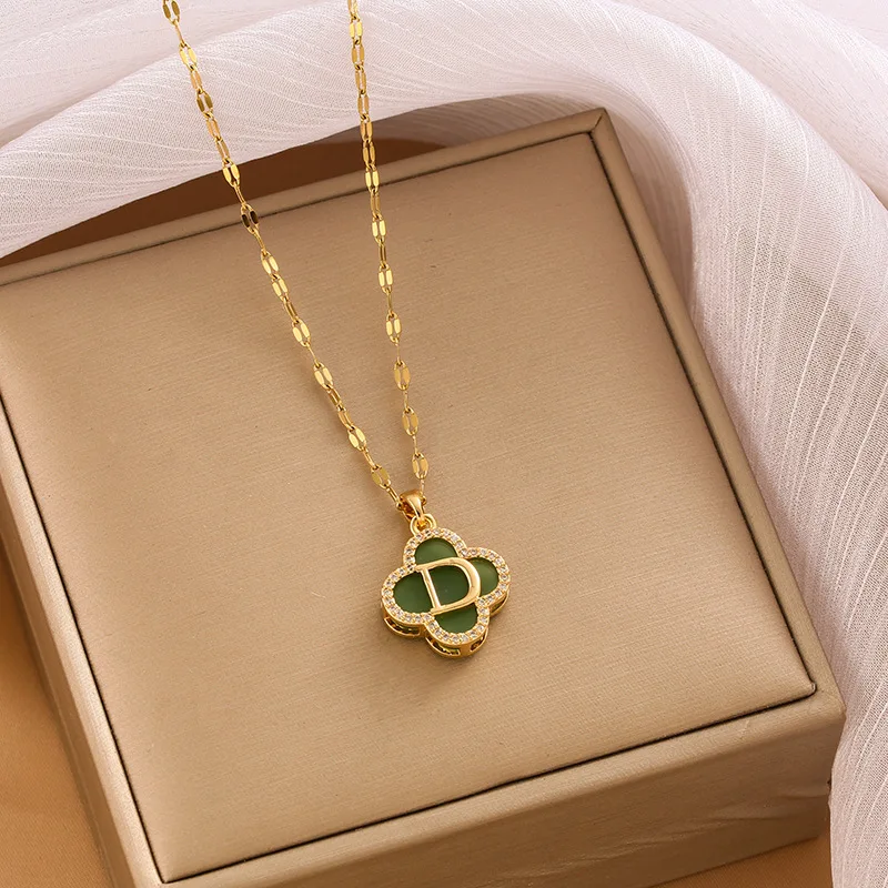 Новое четырехлистное колье изумрудного цвета с нишевым дизайном и цепочкой на ключицу, инкрустированной бриллиантами.