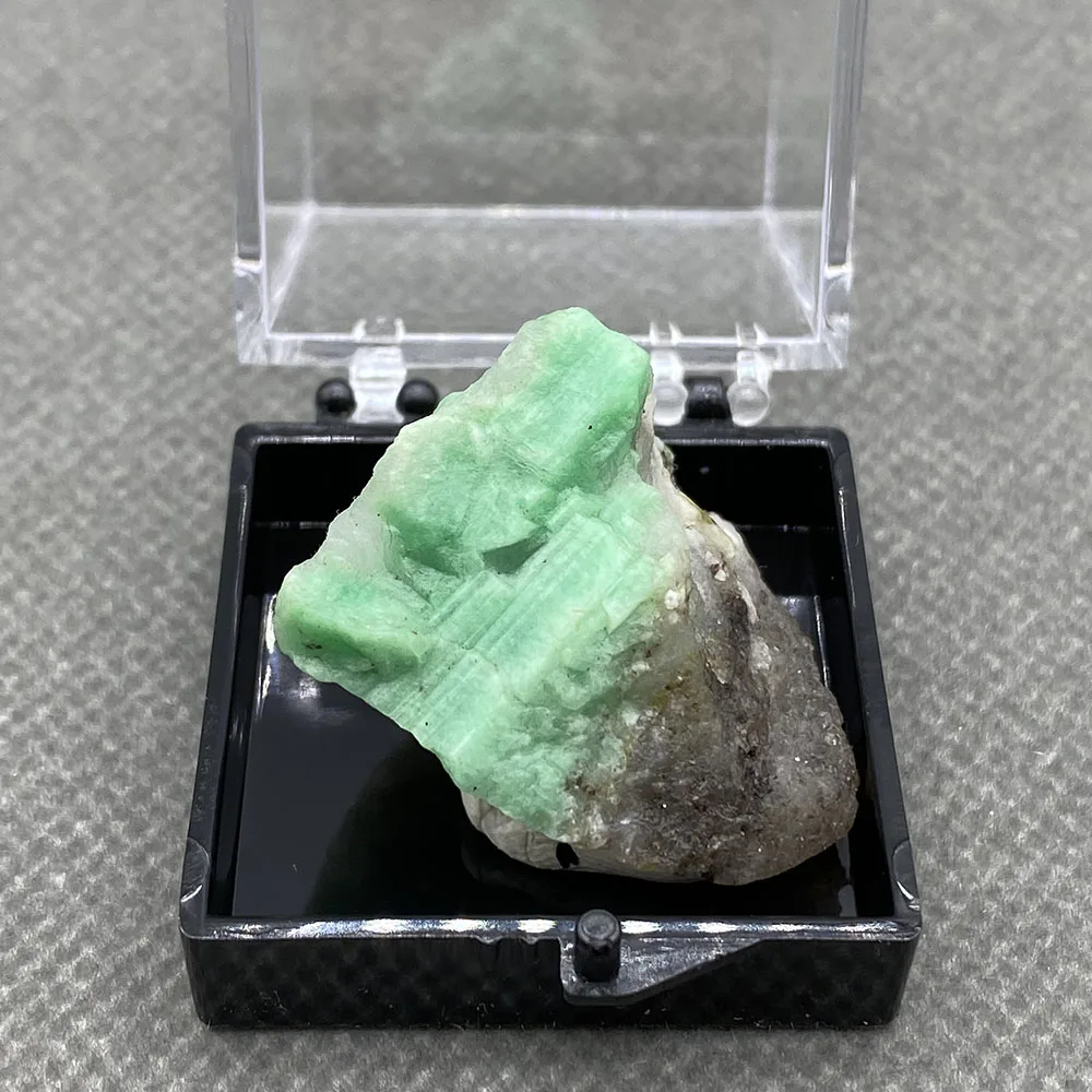 100% Natural green emerald mineral gem-grade crystal specimens stones and crystals quartz crystals +Box 3.5cm