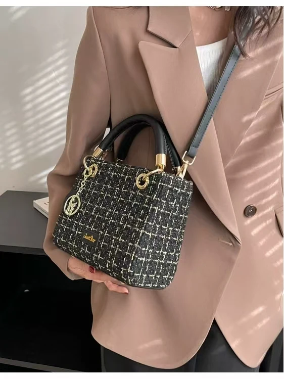 

Новая женская сумка-кроссбоди из плетеного материала, осенне-зимняя, высококачественная, модная, с мягкой ручкой, в британском стиле, повседневная, квадратная сумка