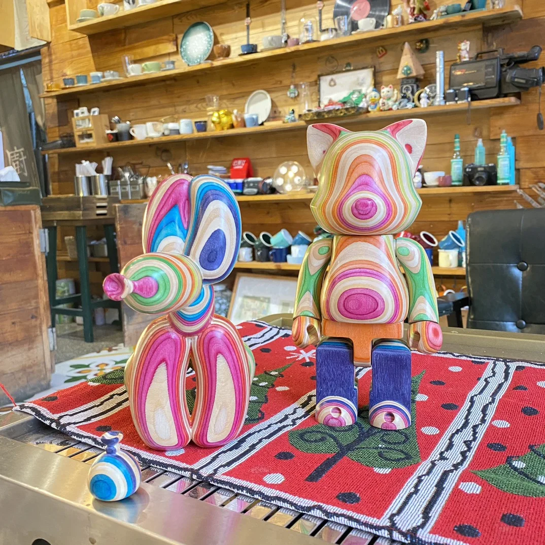 NY@BRICK カリモク CHESS 400% Skateboard Wood Rainbow Cat 26cm Height and 23cm Height Rainbow Balloon Dog Handmade Doll