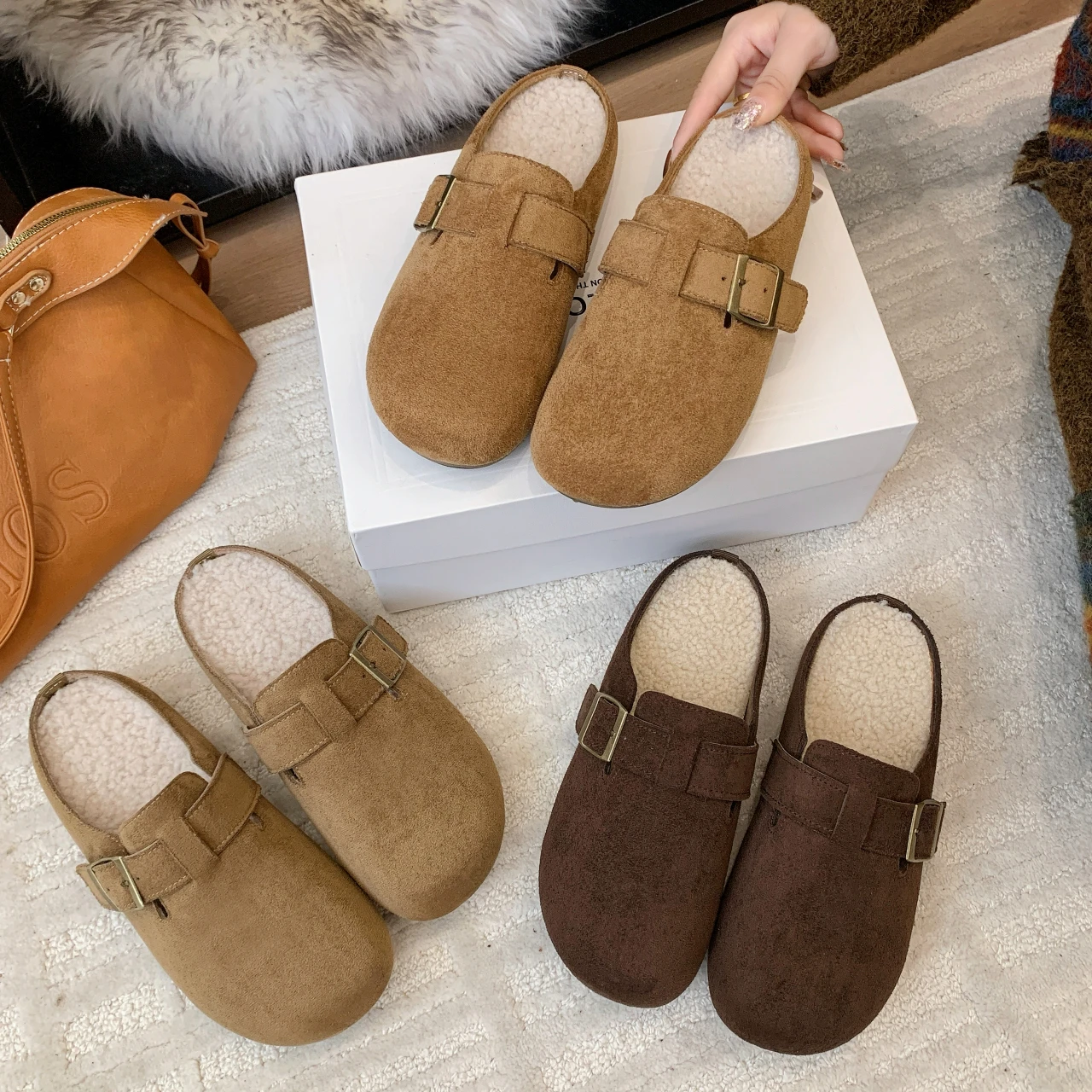 

Женские меховые тапочки с металлической пряжкой и открытым носком, новый стиль 2025, удобные и легкие, теплые тапочки на одну ногу.
