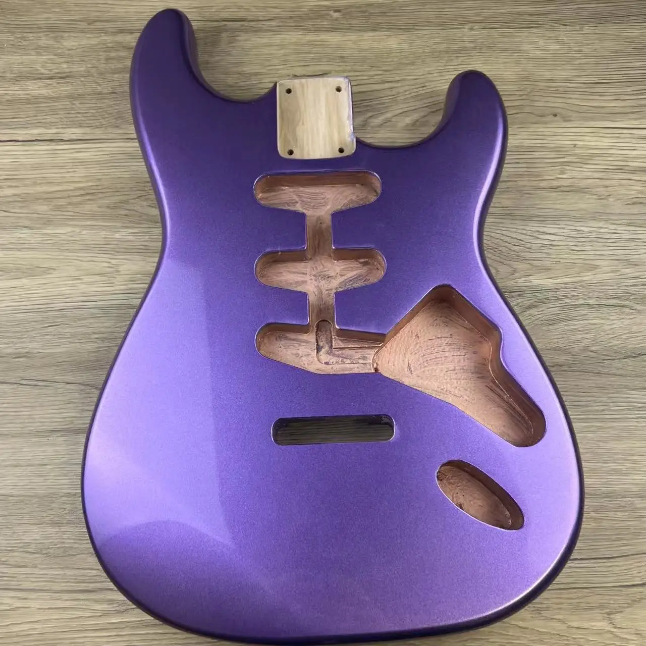 

Фиолетовый корпус электрогитары ST из ольхи - идеальная запасная часть для проектов DIY