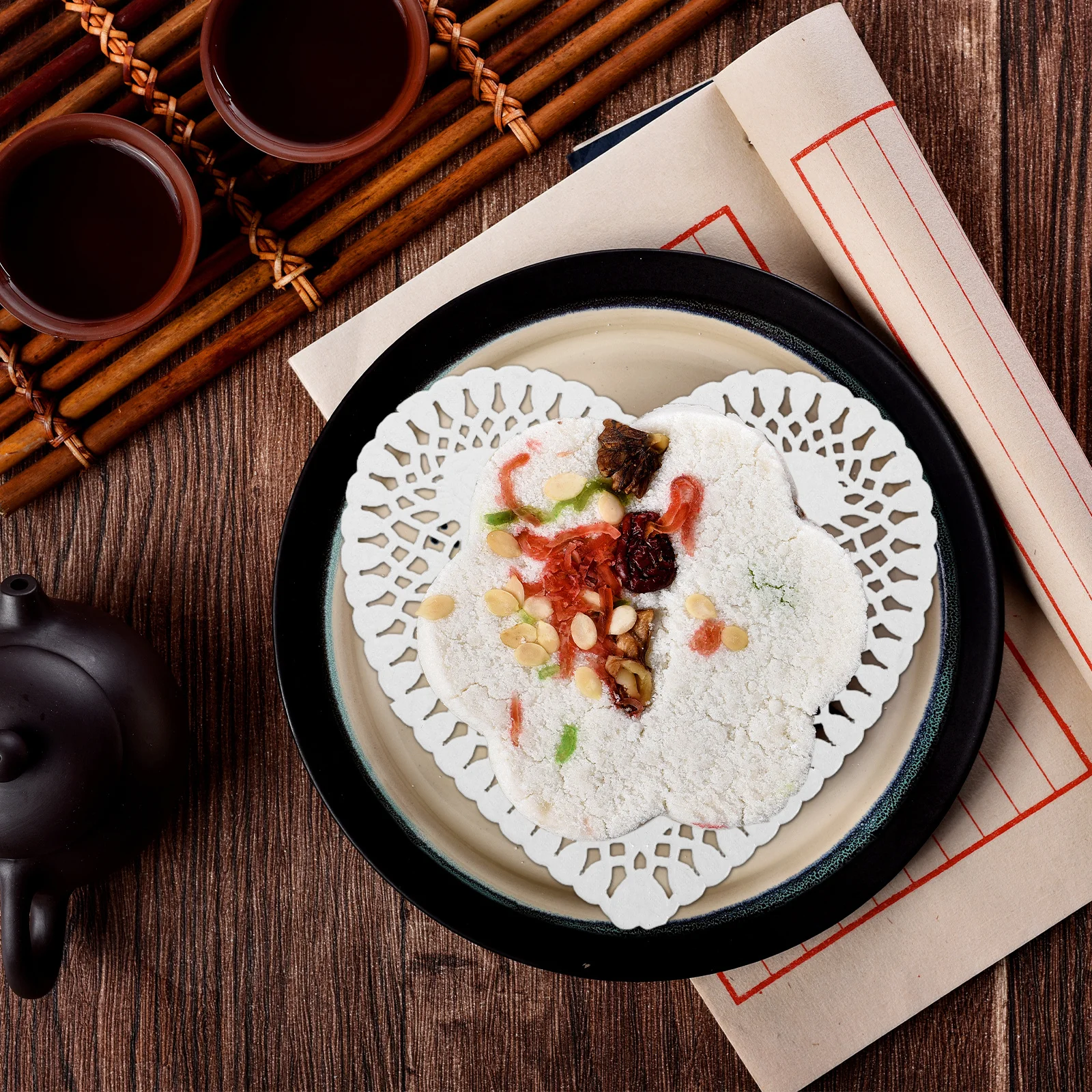 

100Pcs Heart Lace Paper Doilies Cake Oil Absorbing Paper Disposable Baking Sheets for Valentine's Day Desserts Baking