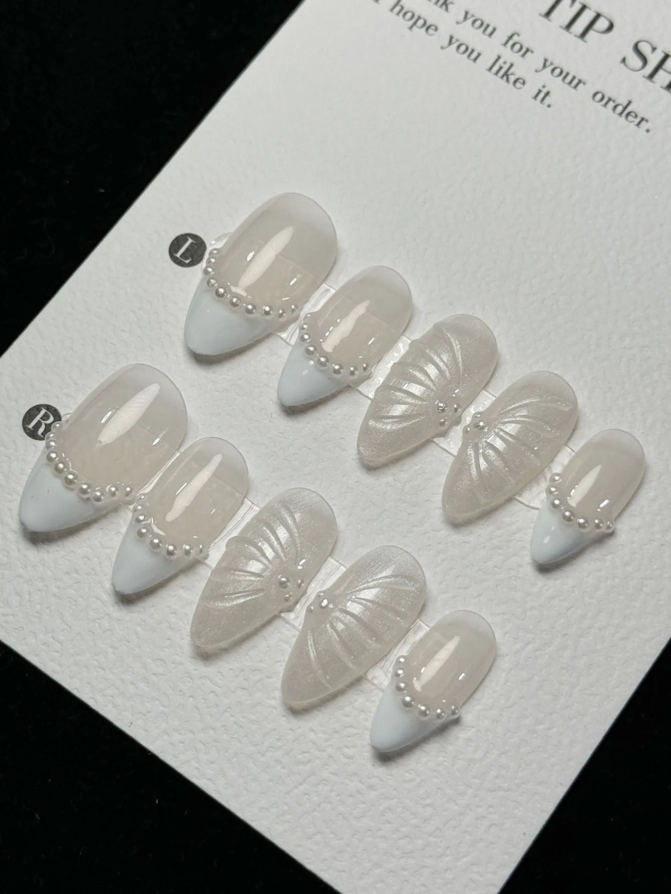 10 قطع من أظافر صناعية بيضاء على شكل لوز مصنوعة يدويًا بخط ثلاثي الأبعاد وأظافر صناعية قابلة للفصل باللؤلؤ