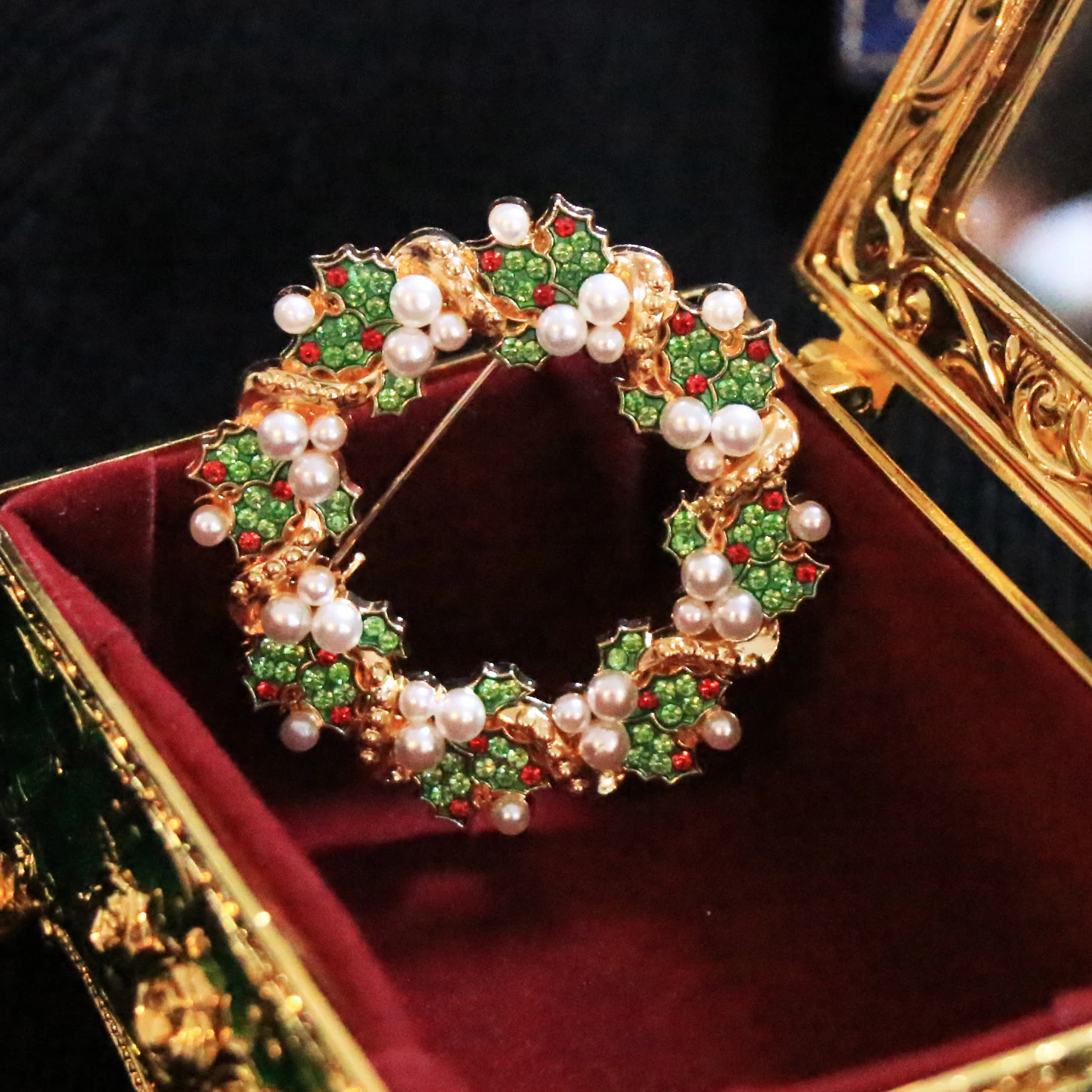 SKEDS Weihnachtsbrosche im Vintage-Stil mit Blumenkranz, personalisierte kreative Anzugnadel für Damen, modische Schmuck-Corsage